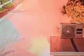 Khoảnh khắc pháo sáng rơi xuống khuôn viên nhà riêng Thủ tướng Israel