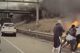 Kịp thời giải cứu ông lão 71 tuổi khỏi xe ô tô đang bốc cháy