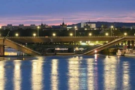 Khoảnh khắc một phần cầu Carola ở Đức đổ sập xuống sông