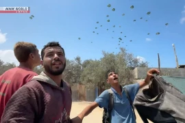 Máy bay thả hàng viện trợ để cứu đói cho người dân ở Dải Gaza