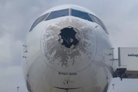 Bị mưa đá làm thủng mũi, máy bay chở khách phải hạ cánh khẩn cấp