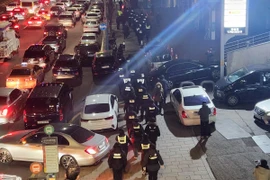 Các điều tra viên Hàn Quốc trèo thang vào dinh thự của Tổng thống Yoon Suk Yeol