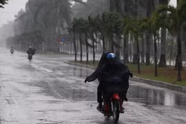 [Tin nhanh sáng 28-4-2021] Ảnh hưởng không khí lạnh tăng cường, Bắc Bộ có mưa rất to