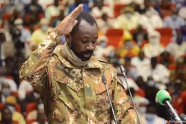 Tổng thống lâm thời Mali bị tấn công bằng dao