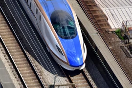 Đoàn tàu cao tốc Shinkansen bị mắc kẹt trong 12 giờ ở Nhật Bản