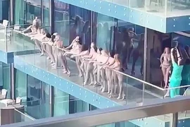 12 người mẫu khỏa thân bị bắt ở Dubai