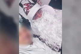 Khoảnh khắc tay súng đóng giả Ông già Noel bắn chết chủ cửa hàng ở Nga