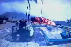 Khoảnh khắc máy bay lao xuống bãi biển ở Brazil, bốc cháy dữ dội