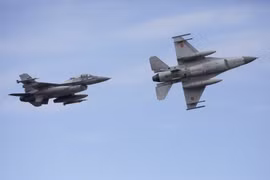 Mở trung tâm huấn luyện phi công lái máy bay chiến đấu F-16 ở Romania