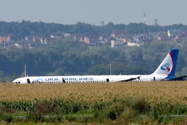 Máy bay chở 170 người hạ cánh khẩn cấp xuống cánh đồng ở Nga