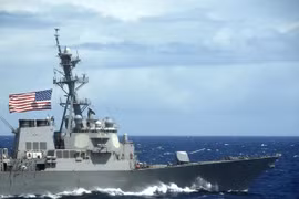 Tàu khu trục Mỹ đi qua eo biển Đài Loan