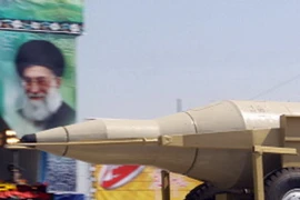 Iran phô diễn 30 tên lửa có thể bắn tới Israel