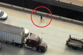 Bị cảnh sát truy đuổi gắt gao, nghi phạm liều lĩnh cướp xe trên xa lộ