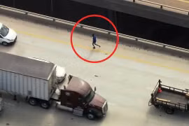 Bị cảnh sát truy đuổi gắt gao, nghi phạm liều lĩnh cướp xe trên xa lộ