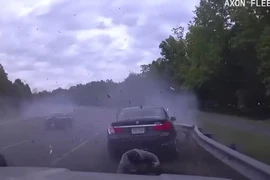 Xe BMW chạy tốc độ cao mất lái trên đường cao tốc, suýt tông chết 1 cảnh sát