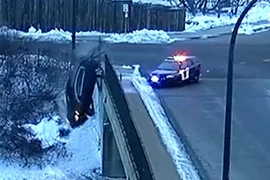 Bị cảnh sát truy đuổi gắt gao, trộm ô tô lạc tay lái rơi khỏi cầu vượt 