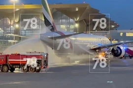 Khói bốc ra từ động cơ, máy bay chở 243 người ở Nga phải hủy cất cánh