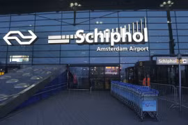 Rơi vào động cơ máy bay sắp cất cánh, một người tử vong