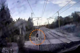 Khoảnh khắc người đi bộ suýt bị đoàn tàu đang chạy tốc độ cao đâm phải