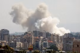 Israel không kích dữ dội Hezbollah ở Lebanon, hàng trăm người thương vong