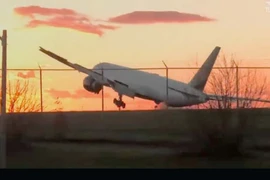 Thót tim cảnh máy bay chở 373 hành khách chao đảo khi hạ cánh