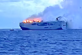 Cháy tàu chở hàng nghìn ô tô hạng sang ngoài khơi Hà Lan 