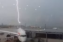 Khoảnh khắc máy bay chở khách bị sét đánh trúng ở Brazil