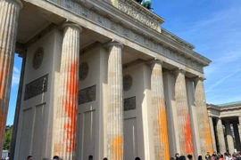 Bắt giữ 14 người phun sơn lên Khải hoàn môn Brandenburg ở Đức 