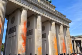 Bắt giữ 14 người phun sơn lên Khải hoàn môn Brandenburg ở Đức 