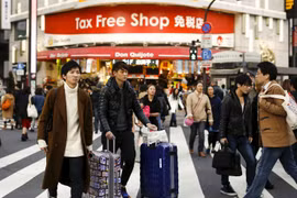 Nhật Bản cân nhắc bỏ giới hạn mua hàng miễn thuế cho du khách nước ngoài