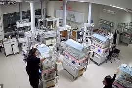 Khoảnh khắc quên mình cứu trẻ sơ sinh của các y tá trong bệnh viện