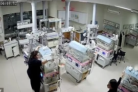 Khoảnh khắc quên mình cứu trẻ sơ sinh của các y tá trong bệnh viện