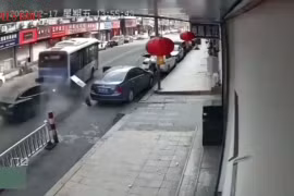 Xe điện Tesla phóng như bay trên đường, 2 người thương vong