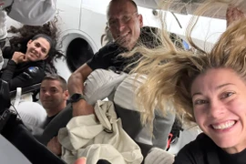 4 phi hành gia tư nhân trở về Trái đất sau sứ mệnh lịch sử