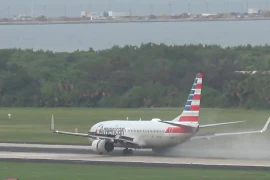 Khoảnh khắc máy bay chở 180 người bị nổ lốp trên đường băng trong lúc cất cánh