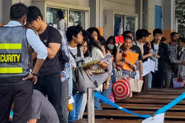 Nhiều người tìm cách rời Myanmar sau lệnh tổng động viên