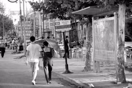 Côn đồ giành trẻ từ xe nôi, đập xuống đất đến chết