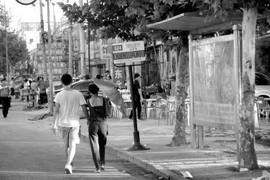 Côn đồ giành trẻ từ xe nôi, đập xuống đất đến chết