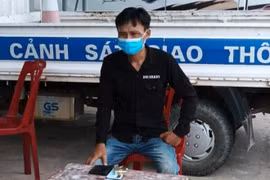 [Tin nhanh sáng 1-9-2021] Hai thanh niên thông chốt kiểm soát dịch Covid-19, vứt cả xe máy bỏ trốn