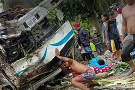 Lật xe thảm khốc tại Philippines, ít nhất 11 người chết