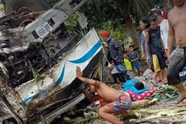 Lật xe thảm khốc tại Philippines, ít nhất 11 người chết