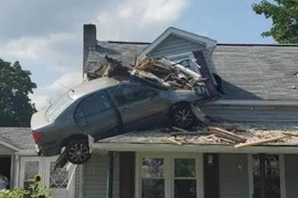 Lái xe lao ô tô lên mái nhà như trong phim hành động ở Mỹ