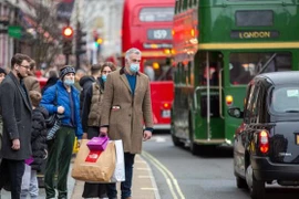 Anh đặt mục tiêu mới về tiêm chủng mũi 3, nâng cảnh báo dịch Covid-19