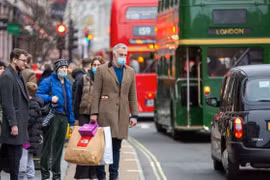 Anh đặt mục tiêu mới về tiêm chủng mũi 3, nâng cảnh báo dịch Covid-19