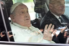 Video Giáo hoàng Francis xuất viện 