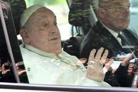 Video Giáo hoàng Francis xuất viện 