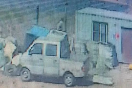 Gió to thổi bay nhà vệ sinh và người đàn ông bên trong