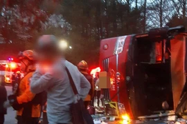 Xe buýt chở khách du lịch nước ngoài gặp tai nạn ở Hàn Quốc