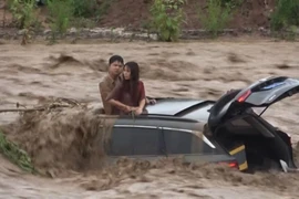 Cuộc giải cứu kịch tính cặp vợ chồng mắc kẹt giữa dòng nước cuồn cuộn