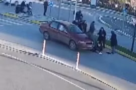 Người phụ nữ bị 2 ô tô đâm trong vòng vài phút ở Thổ Nhĩ Kỳ